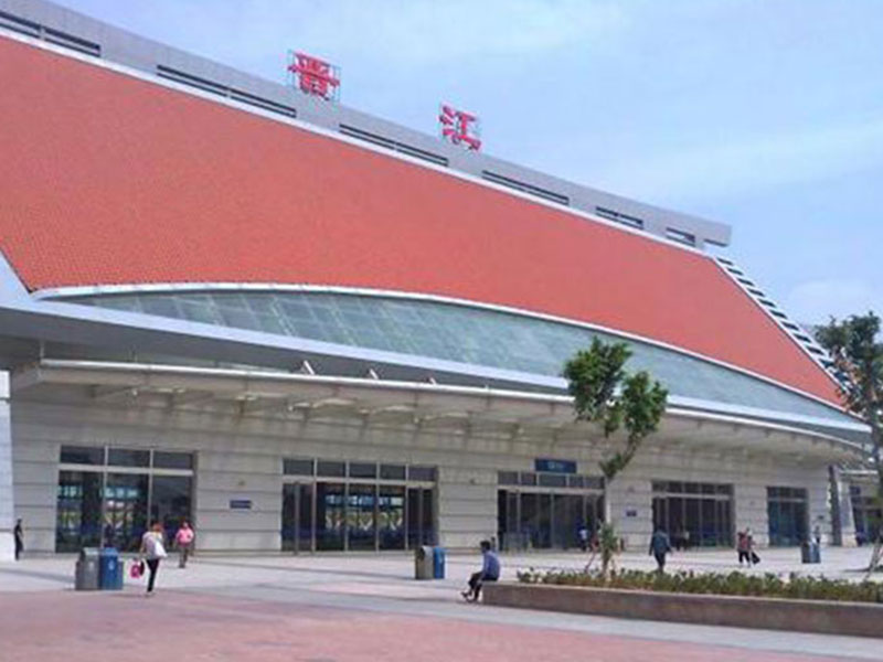 福建晉江火車站雙屏顯示液晶廣告機案例